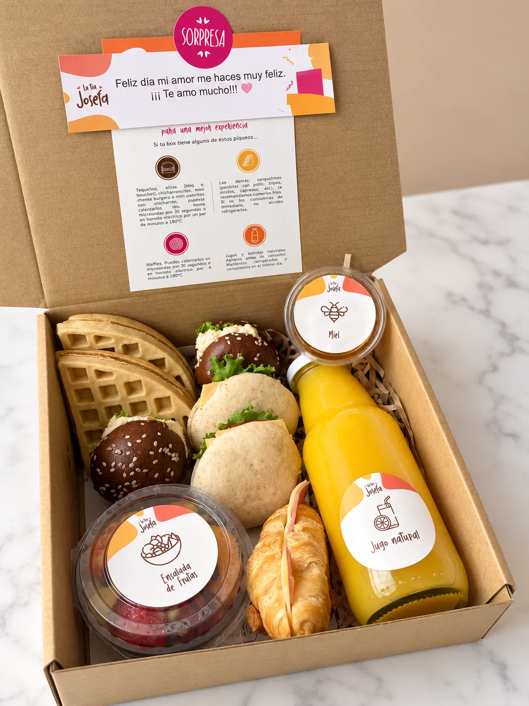 Caja sorpresa de brunch con waffles y fruta