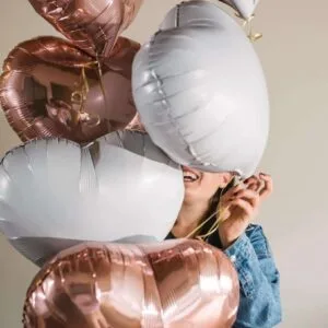 arreglo de globos corazón con helio en Lima