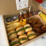 Box con alitas y mini burgers en Lima