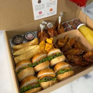 Box con alitas y mini burgers en Lima