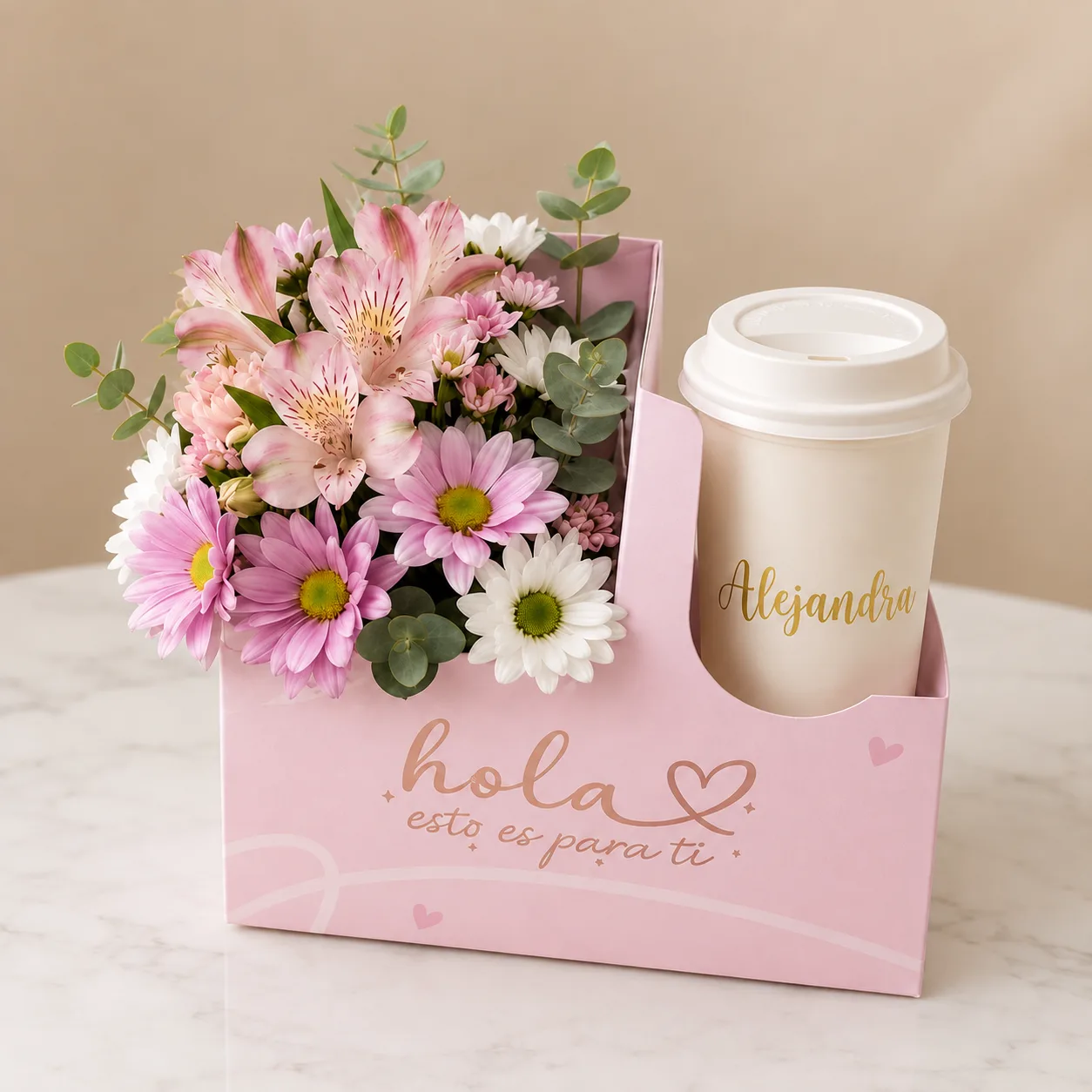 Regalo floral pastel con café y dedicatoria